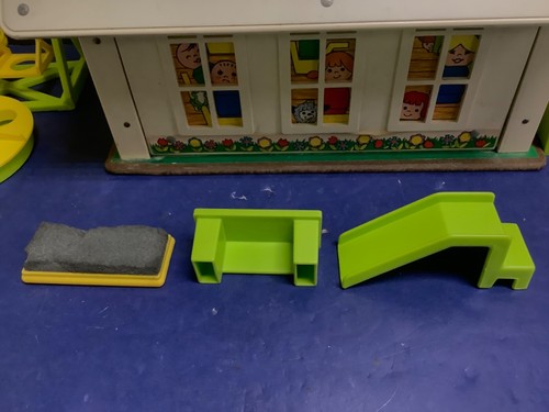 VINTAGE 1971 FISHER PRICE PLAY FAMILY SCHOOL HOUSE LITTLE PEOPLE - preowned - Picture 13 of 17