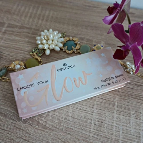 "Essence Highlighter for Women, Radiant Glow, Vitamin E & Hyaluronic Acid, 18g" - Image 2 of 4