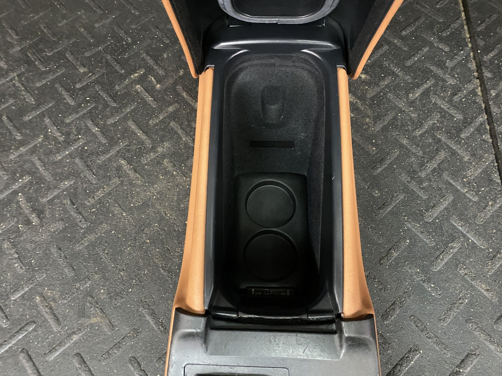 04-08 MASERATI QUATTROPORT FRONT CENTER FLOOR CONSOLE ARMREST BROWN INTERIOR