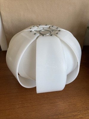 Vintage Mid Century weißer Plexiglas Lotus Lampenschirm 60/70er Jahre Metallbeschlag