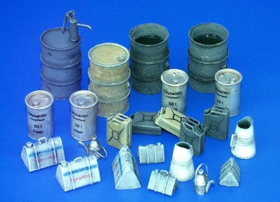 PLUS MODEL - Deutsche Miniatur-Kraftstoffkanister aus dem Zweiten Weltkrieg; ...