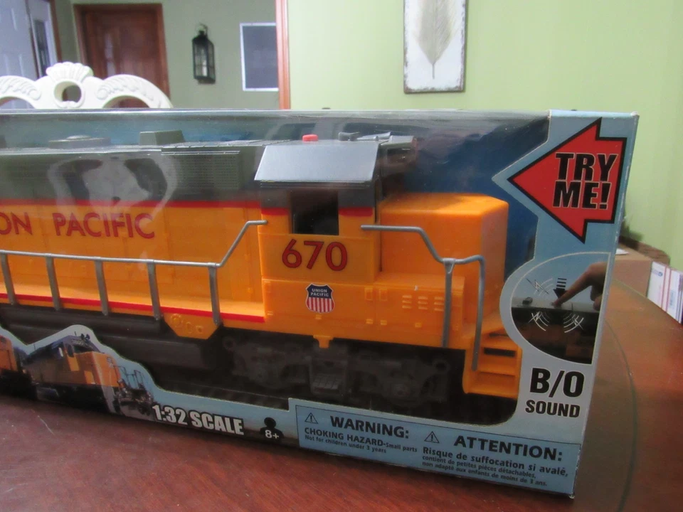 NUEVA LOCOMOTORA RAY ESCALA 1/32 A BATERÍA UNION PACIFIC CON SONIDO - SIN USAR, EN CAJA Foto 3 de 4
