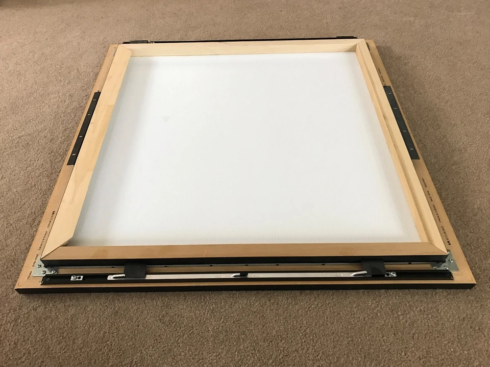 Estojo de imagem apresenta design de moldura de porta giratória - Imagem 3 de 4