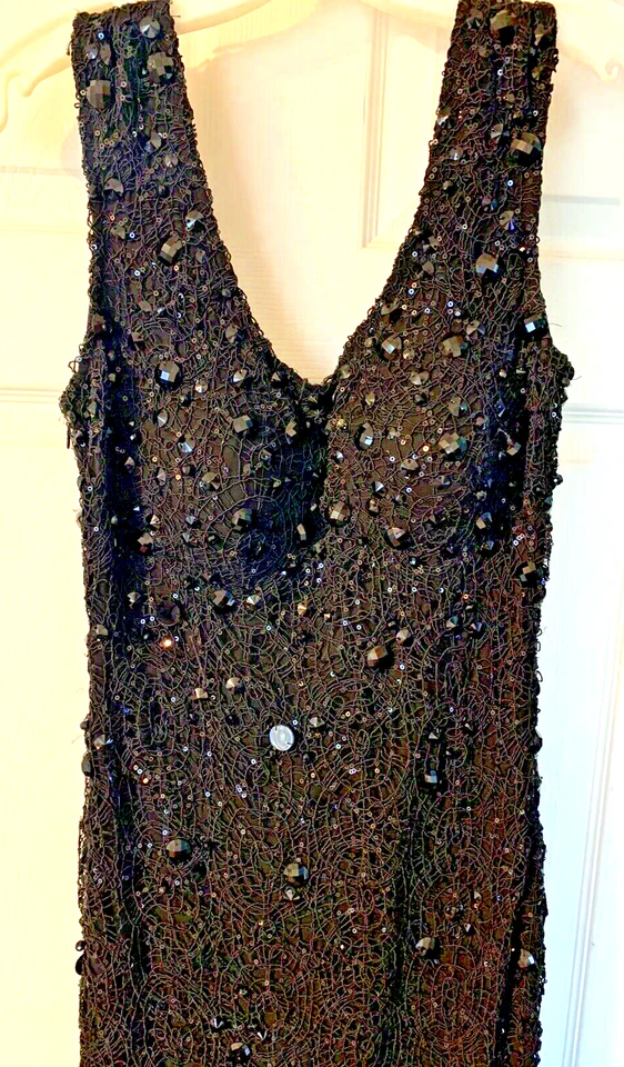 Vestido Rina Montella tamanho 10 preto miçangas renda fit & flare capricho - Imagem 3 de 4