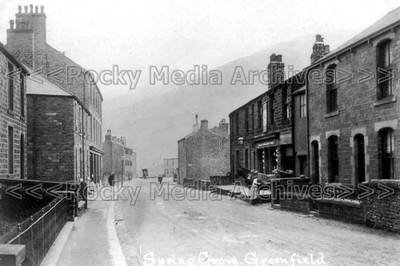 Hyy-57 Spring Grove mit Shop, Greenfield, Lancashire. Foto