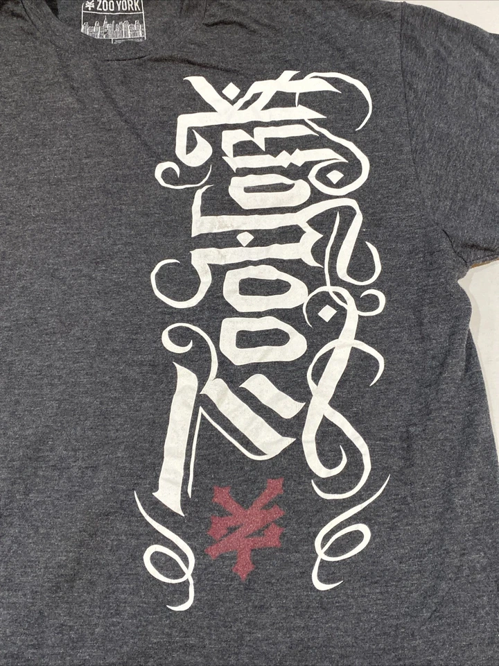 Zoo York Hombres XL Y2K Gráfico Spellout Patinador Manga Corta Cuello Redondo Camiseta Negra Foto 2 de 4