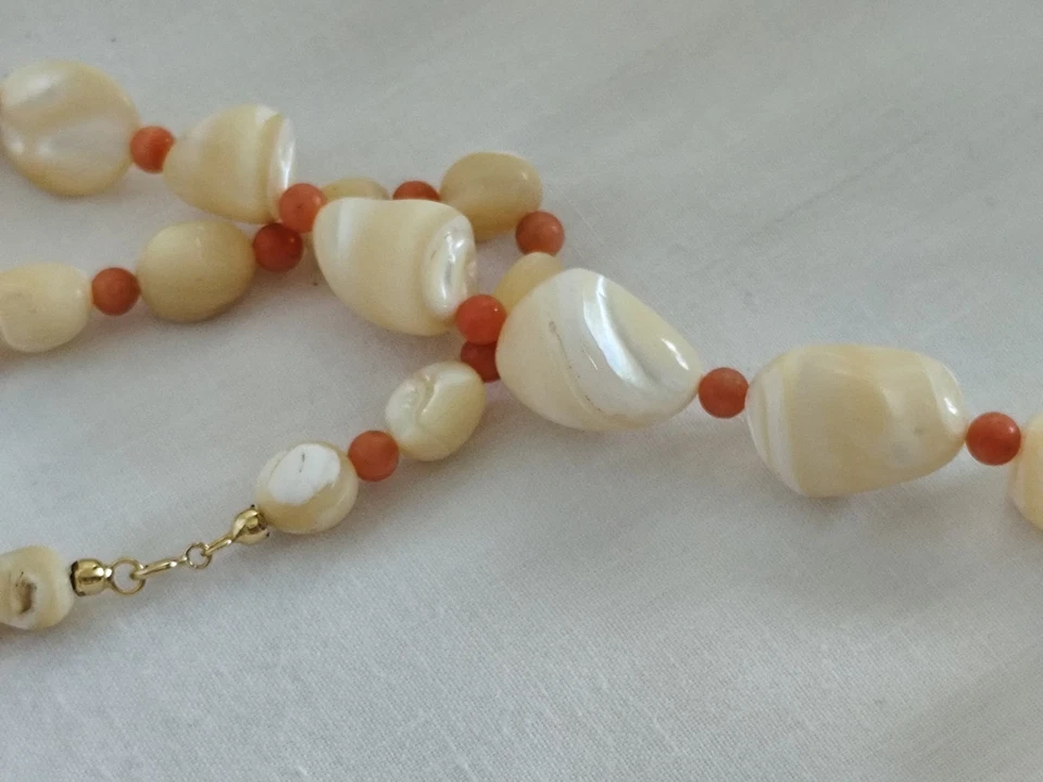 collana madreperla e corallo rosa - Immagine 4 di 4