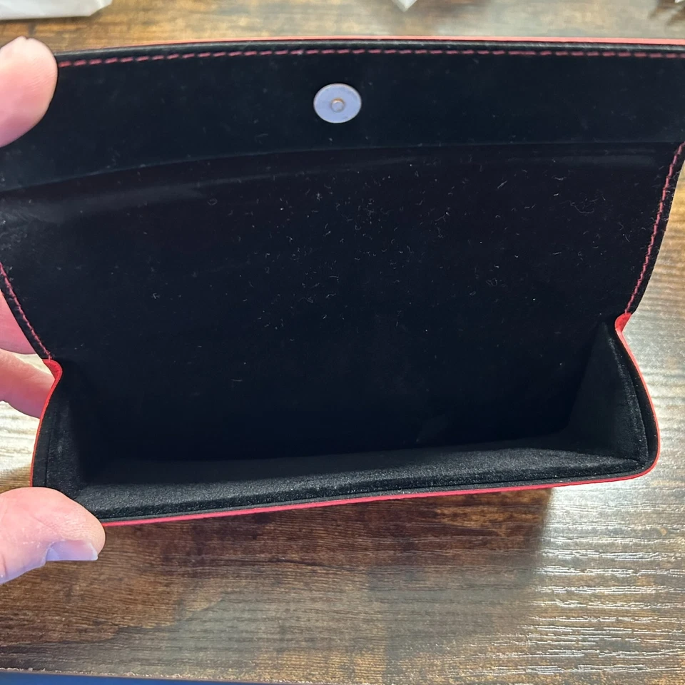 Gafas de sol GUESS rojas de imitación de cuero estuche semi rígido -560 Foto 3 de 4