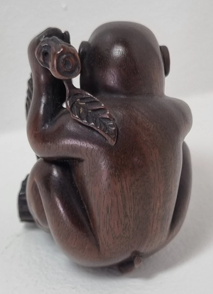 Netsuke ancien signé – singe aux pêches – bois  – Japon -Vers in 1880-1930. - Photo 3/4