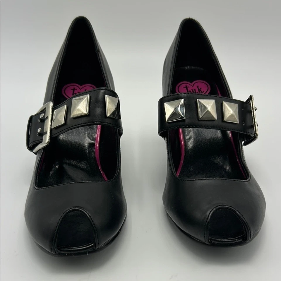 Zapatos de salón T.U.K negros 6 tacones de cuero sintético punta abierta correa ajustable hebilla con tachuelas Foto 3 de 4