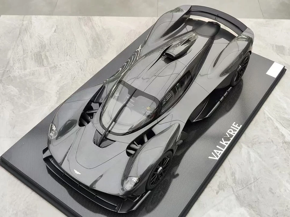 Aston Martin Valkyrie (Full Carbon Fiber) [Fronti-Art] 1:8 scale - Image 3 of 4
