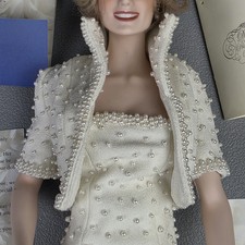 Muñeca De Porcelana Coleccionable Con Osito | Altura 35 Cm, Vestido Rosa Con Lunares | Incluye Pedestal Para Decoración
