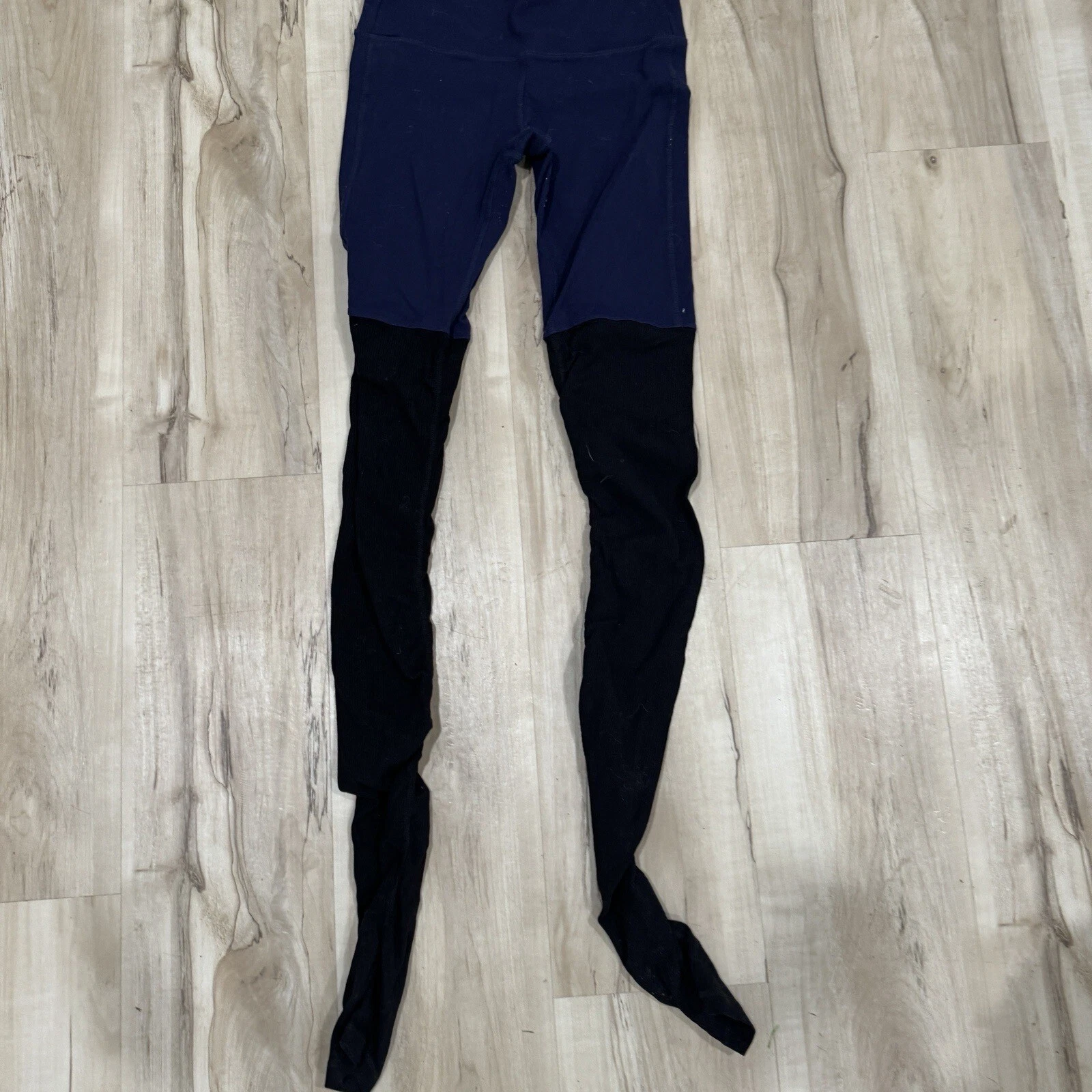 alo-yoga goddess ruched ribbed two-tone color-block stretch knit leggings