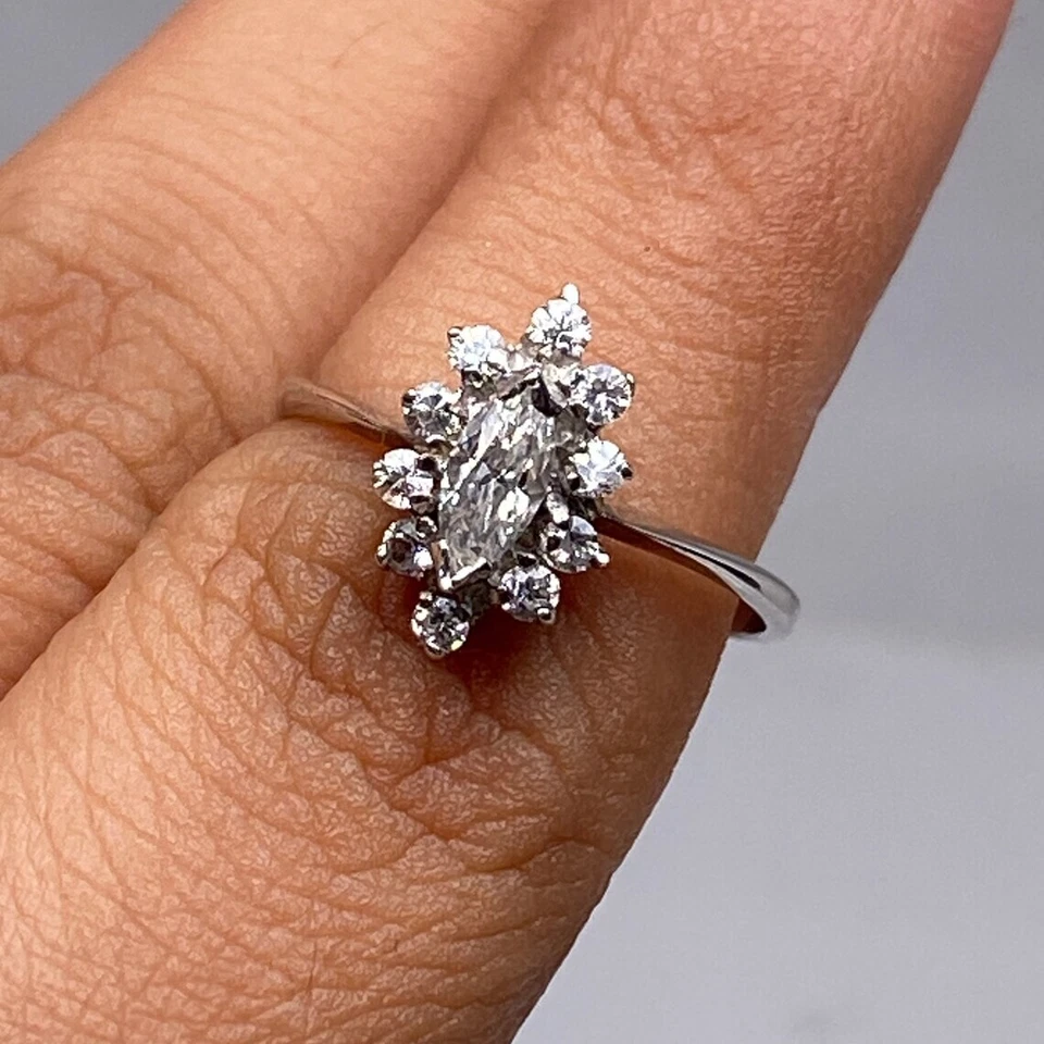 Conjunto de halo de diamantes cultivados en laboratorio de corte marquesa y redondo fino anillo de boda de oro blanco de 10 k Foto 4 de 4