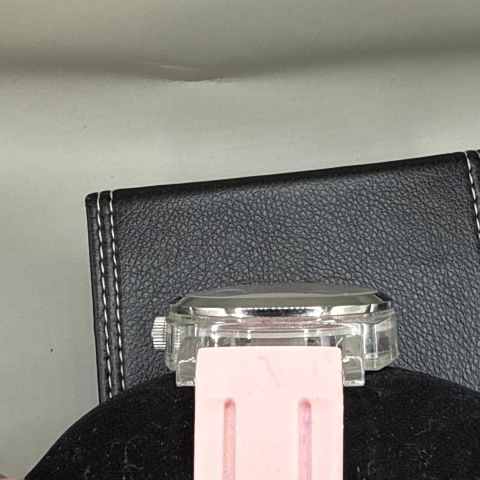 Estojo de acrílico transparente feminino Dooney e Bourke 43 mm com mostrador rosa e branco #0175 - Imagem 4 de 4