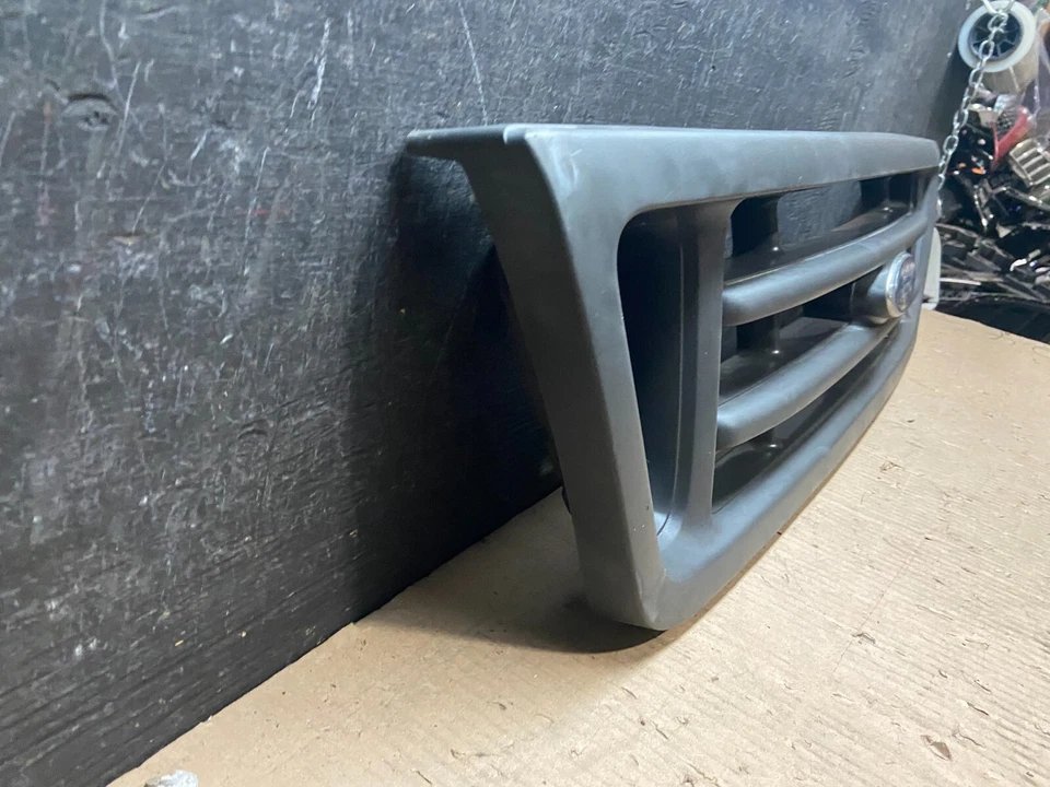 Ford Econoline E150 E250 E350 2003 a 2007 parrilla delantera i3606 OEM DG1 Foto 3 de 4