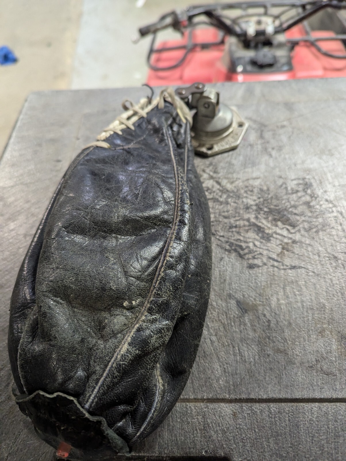 Vintage Everlast Speed Bag With Swivel Mount