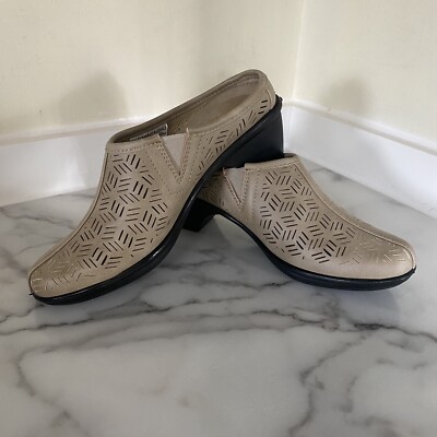 Easy Street Comfort Wave Slip on Mules Eyelet Tan NWOT size 6.5N