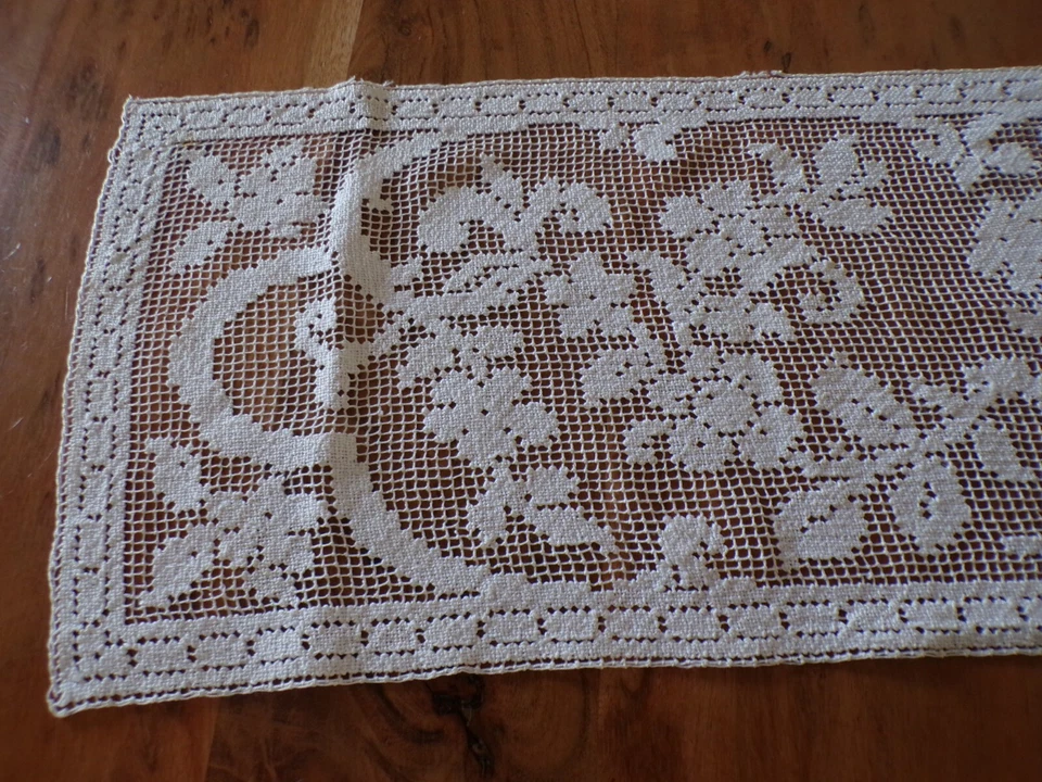 Linge ancien Napperon au filet blanc motifs floraux et chimeres - Photo 3/3