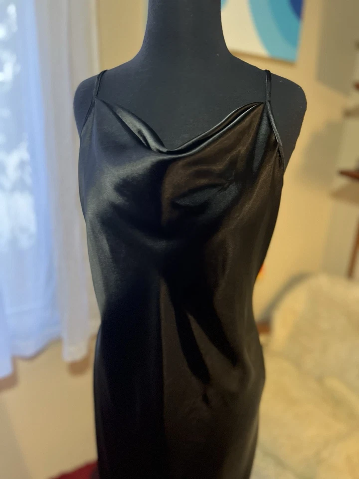 Vestido sin Mangas Bebe Brillante Satinado Negro Capucha Cuello Años 90 Y2K Hecho en EE. UU. Midi Foto 2 de 4
