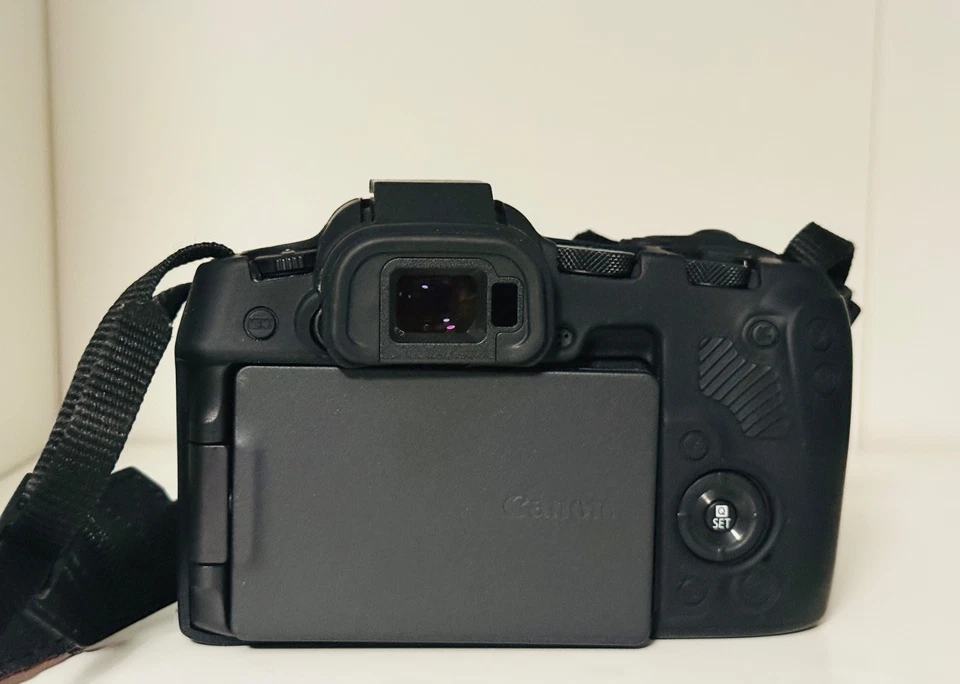 Canon EOS R8, photo 2 of 4