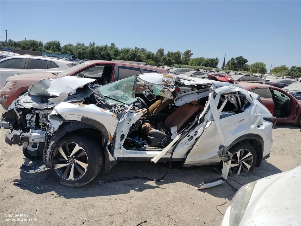 COOLANT RESERVOIR 1647028113 2015-2021 LEXUS NX300H Foto 2 de 4