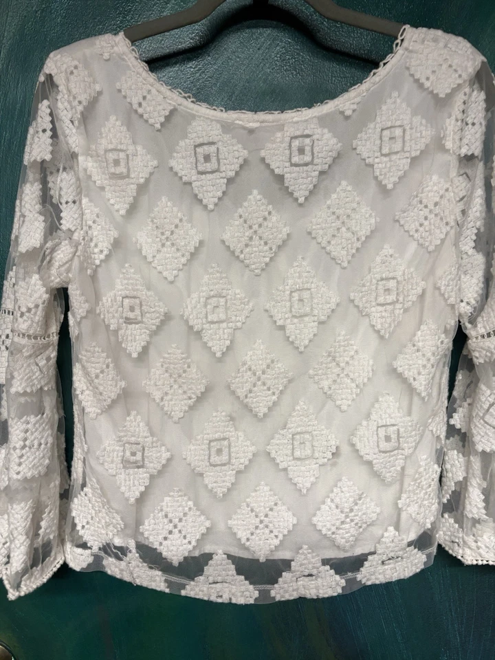 Blusa Shyanne bordada de encaje para mujer cuello cuadrado mediano manga campana 3/4 Foto 3 de 4