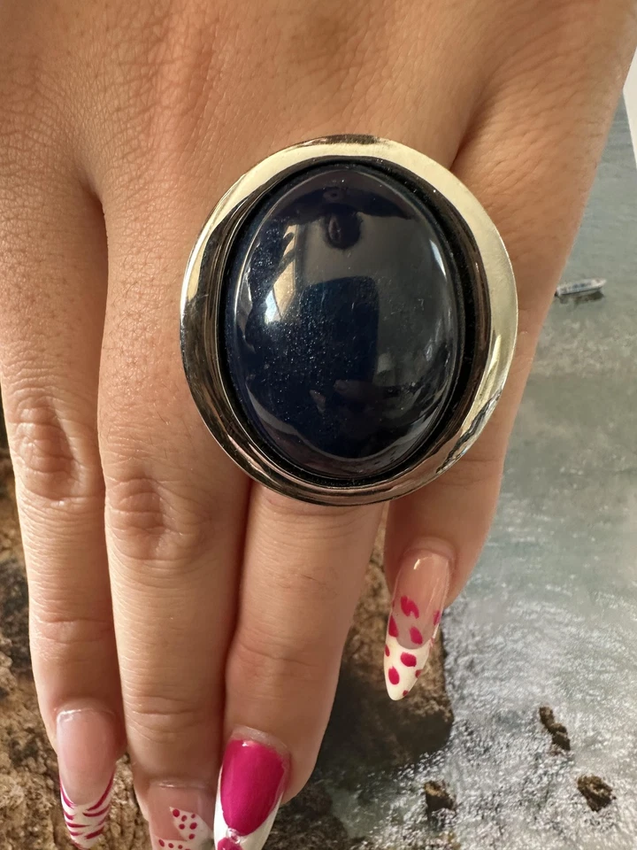 Anillo de cóctel Chico's llamativo tono plata azul cabujón cúpula ajustable nuevo con etiquetas Foto 3 de 4