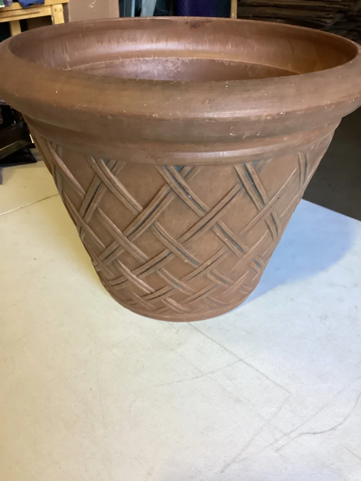 "Maceta Arcadia Garden Products 18"" marrón resistente a la intemperie PVC en terracota" Foto 4 de 4