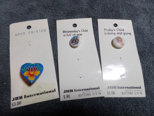 43 Vintage Plastic Realistic Buttons 34 Original Cards ANIMALS & Various others - Picture 12 of 13
