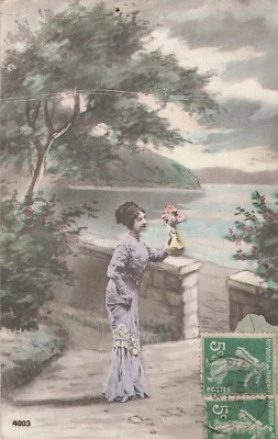 CP FEMME ELEGANTE VASE FLEURS - LAC MONTAGNES - 41405 - Photo 1/2