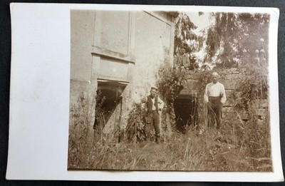 Postcard private Photo as PK - Stately Hunting Lodge with Soldiers France WW1 1915