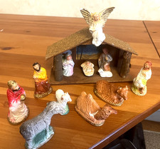 Set natalizio vintage metà secolo presepe in gesso con mangiatoia e figure
