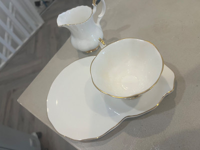 Royal Albert ''Val D'or'' Dessertteller & avonförmiges Tassen-Set + Milchkännchen