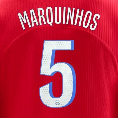 Kit Patch Marquinhos #5 PSG Domicile 25-26 - Flocage Ligue 1 Ou World Cup - Neuf