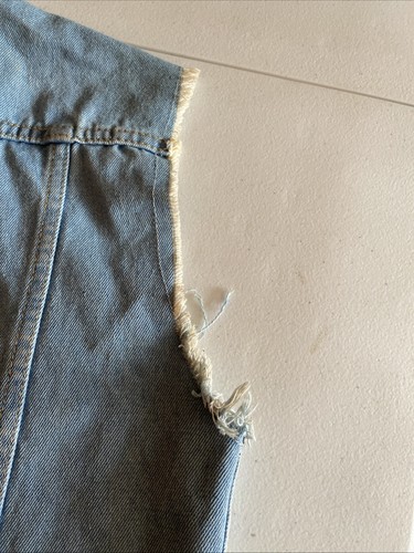 Chaleco de mezclilla azul sin mangas con bolsillo rasgado desgastado de papel de liar chaqueta pequeña - Imagen 13 de 15