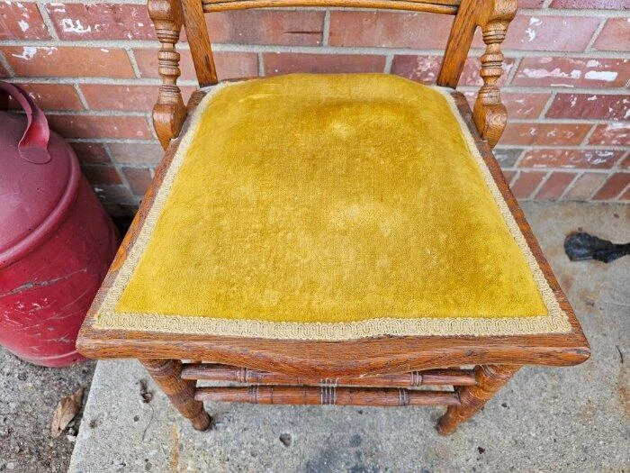 Silla de roble vintage husillo tallado respaldo comedor cadera reposacaderas terciopelo amarillo Foto 4 de 4