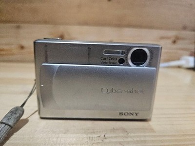 Sony Cyber-shot Kompakt Digitalkamera mit Carl Zeiss Objektiv Silber Gehäuse
