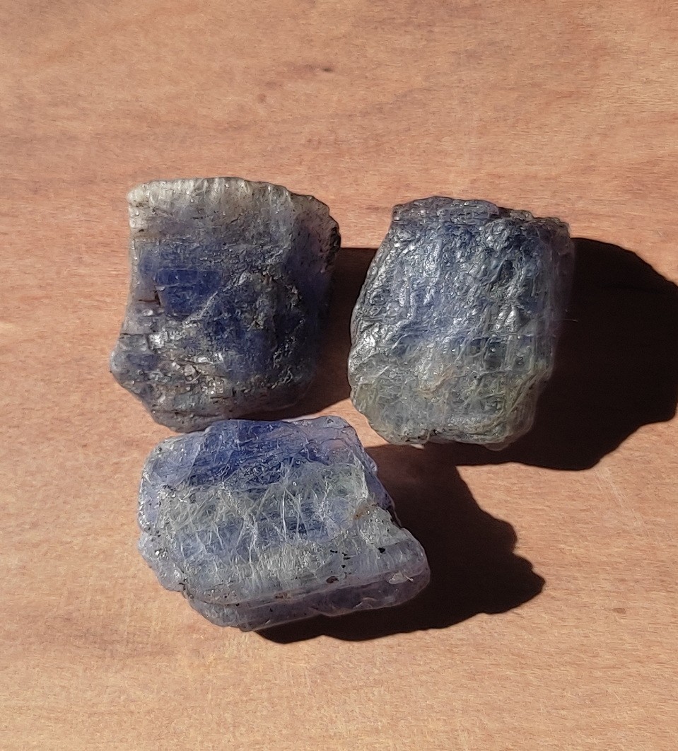 Lot de 3 tanzanites brutes naturelles de 68 carats pour création de bijoux uniques