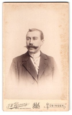 Fotografie J. W. Hornung, Tübingen, Uhlandstraße, junger Geschäftsmann mit ausg 