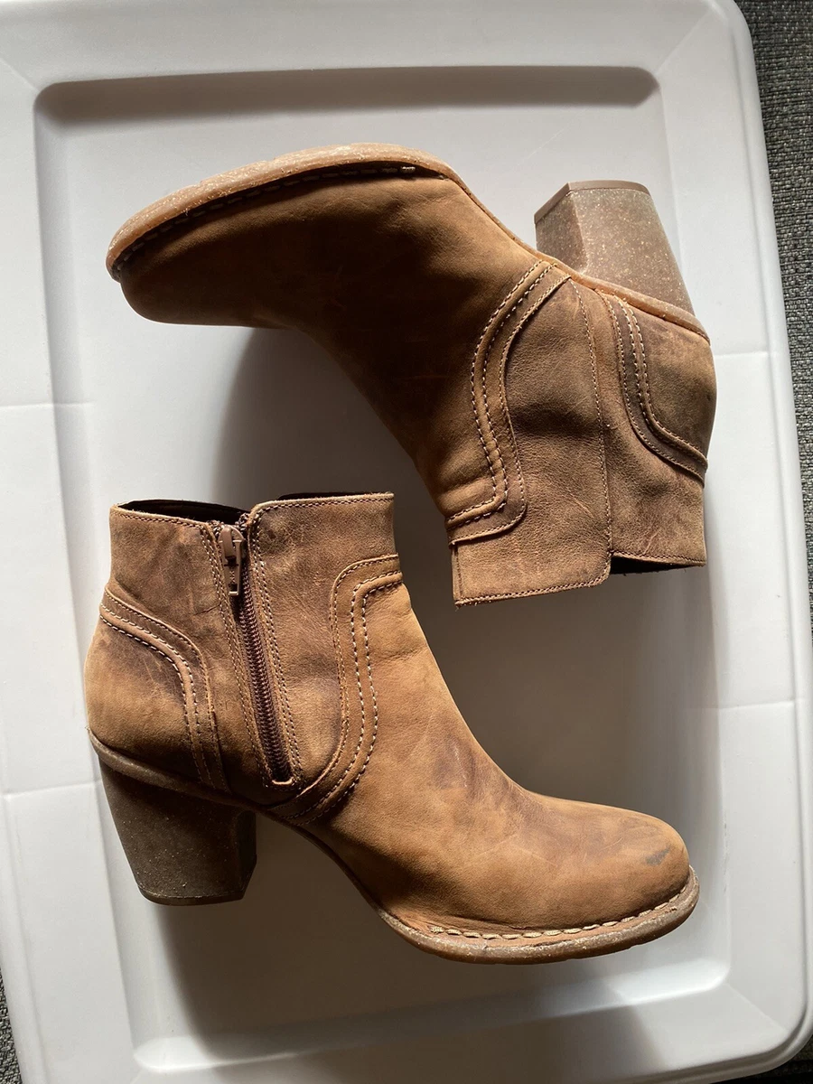 Clarks Artisan Womens Size 10 M Brown Leather Chunky Heel Ankle Boots 21621