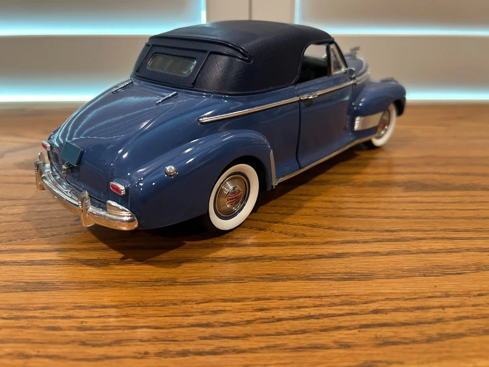 Chevrolet Deluxe 1941 - escala 1/18 fundido a presión por Universal Hobbles - color azul Foto 2 de 4