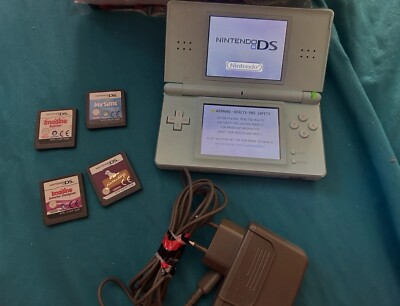 Nintendo DS Lite-  w/charger and 5 Games Including Mario kart