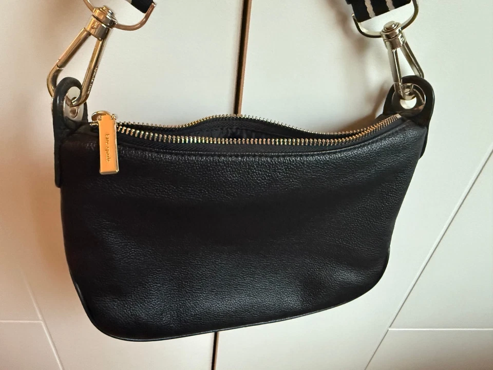 Bandolera Kate Spade de Cuero Negra - Correa a Rayas, Cremallera Estilo Baguette Foto 2 de 4