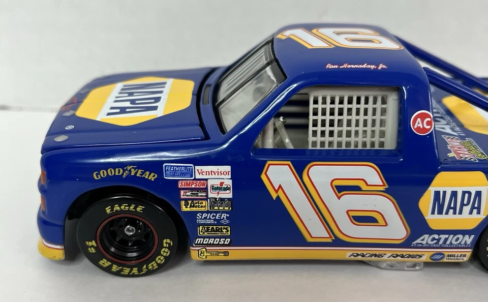 Camión de carreras Ron Hornaday Jr. #16 NAPA azul edición limitada escala 1:24 de acción Foto 4 de 4