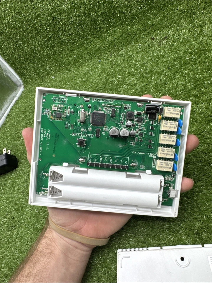 RCS TBZ48A Z-Wave Battery-Powered Thermostat.   21 - Image 3 of 4