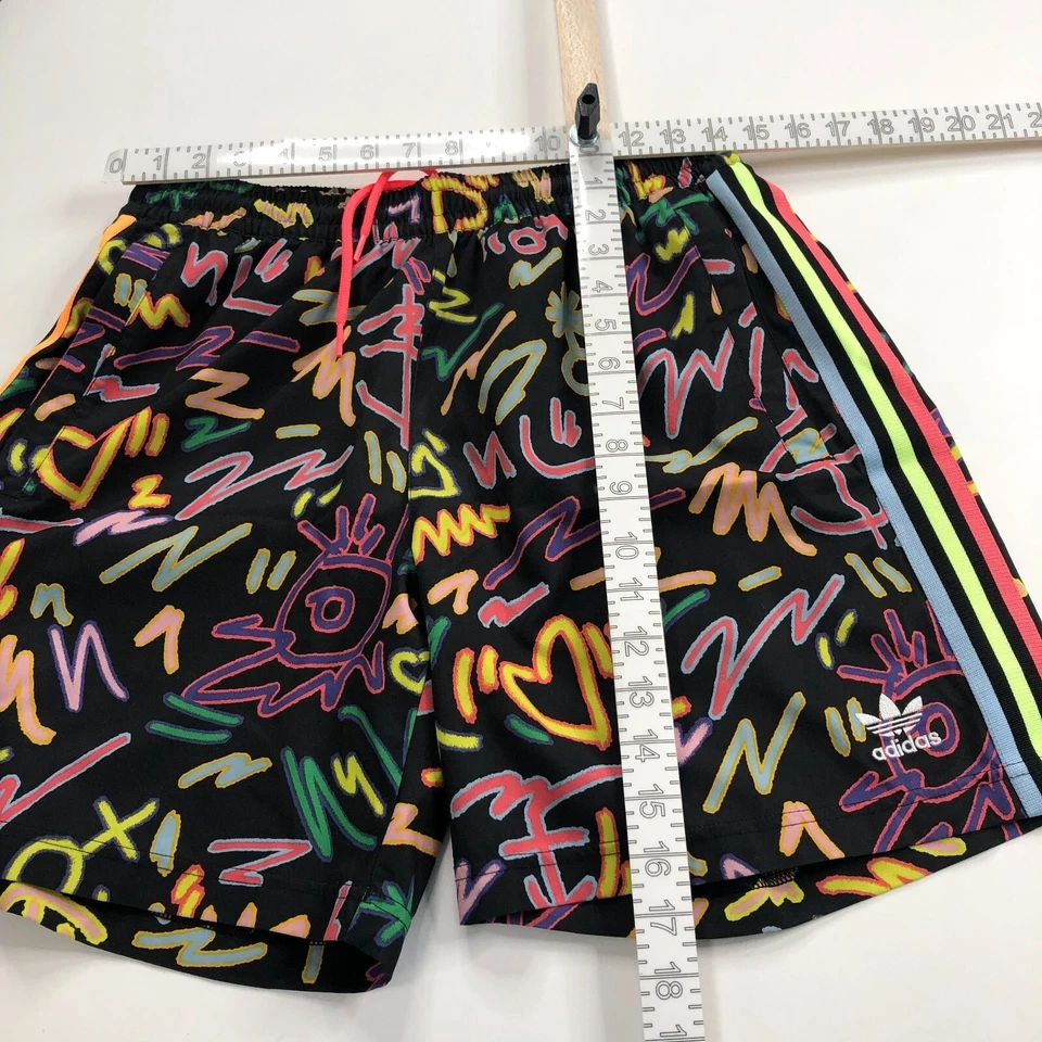 Pantalones Cortos Adidas S (Ajuste 29 In) Love Unites Doodle Cintura Elástica 6.5" HC3087 COMO NUEVOS Foto 2 de 4