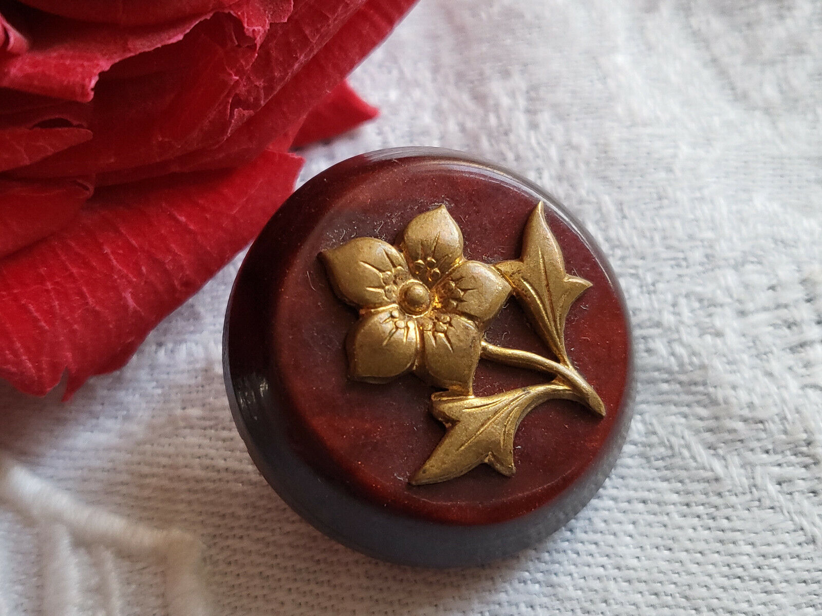 Gros bouton ancien rouge rehaussé d'une fleur pensée  2,5 cm à pied D15K