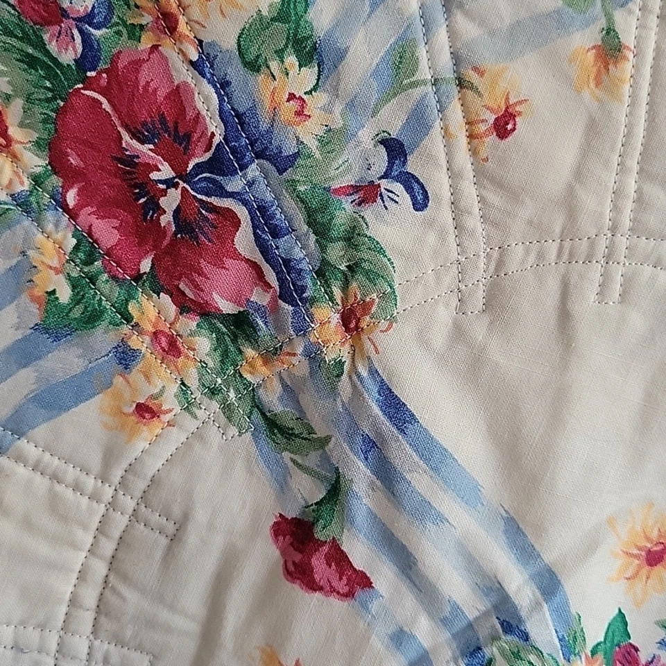 Vintage 28" wide Floral Quilted Decor Handmade Red Blue Sunburst Table Topper - Image 4 of 4