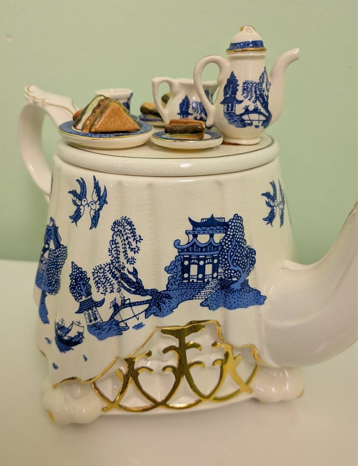 RARE Vintage PAUL CARDEW BLUE WILLOW Decorative Porcelain Teapot, 7" Tall - Image 4 of 4